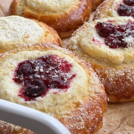Ватрушки с творогом и вишней